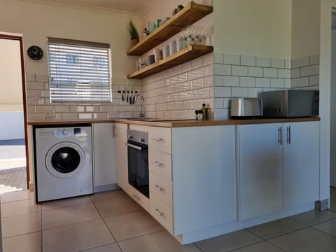 Kitchen or kitchenette, minibar, toaster, washing machine