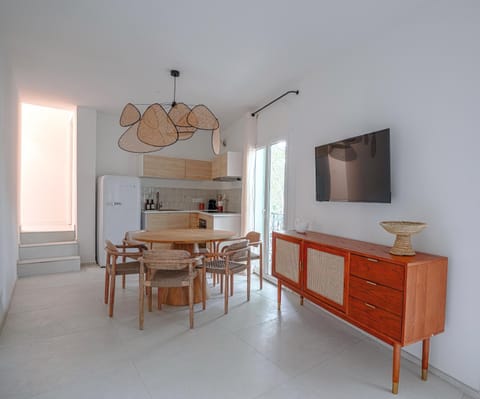 TV and multimedia, Kitchen or kitchenette, Living room, Seating area, Dining area, oven
