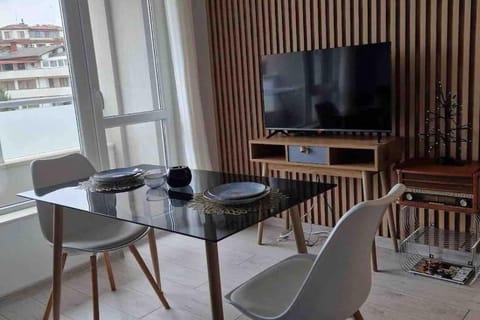 Communal lounge/ TV room, TV and multimedia, Living room, Seating area, Dining area, Evening entertainment