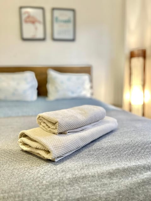 Bed, Bedroom, towels