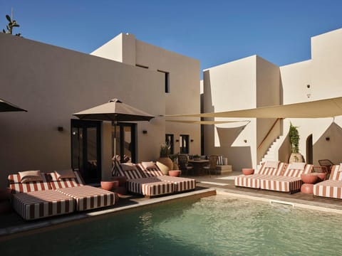 Property building, Swimming pool, sunbed