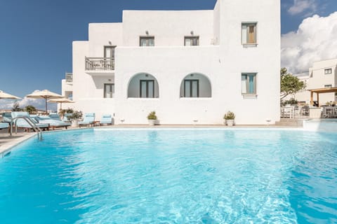 Property building, Pool view, Swimming pool, sunbed