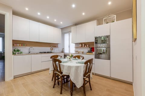 Kitchen or kitchenette, Dining area, minibar, pet friendly, stove