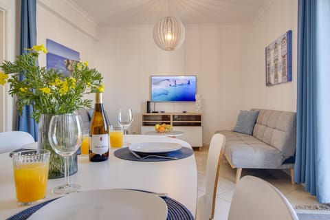 Communal lounge/ TV room, TV and multimedia, Living room, Seating area, Dining area, Evening entertainment