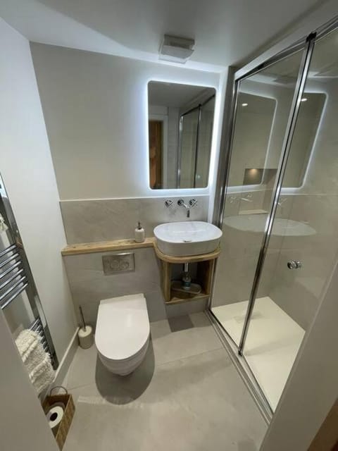 Self contained double bedroom with ensuite, private entrance, free parking , 5 min walk to beach Apartment in Saint Ives