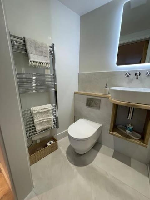 Self contained double bedroom with ensuite, private entrance, free parking , 5 min walk to beach Apartment in Saint Ives