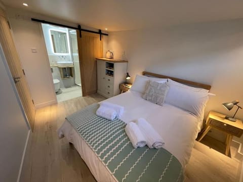 Self contained double bedroom with ensuite, private entrance, free parking , 5 min walk to beach Apartment in Saint Ives