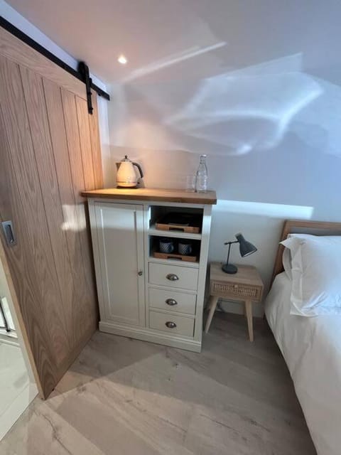 Self contained double bedroom with ensuite, private entrance, free parking , 5 min walk to beach Apartment in Saint Ives