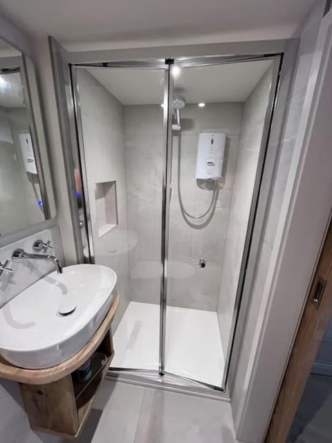 Self contained double bedroom with ensuite, private entrance, free parking , 5 min walk to beach Apartment in Saint Ives