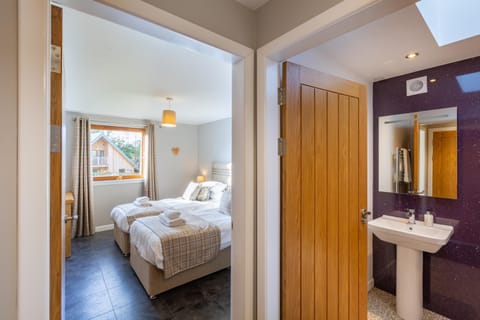 Bed, Bathroom, Bedroom, towels