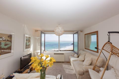 Property building, TV and multimedia, Living room, Sea view