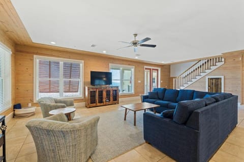 Day, TV and multimedia, Living room, Seating area, Bedroom, furniture