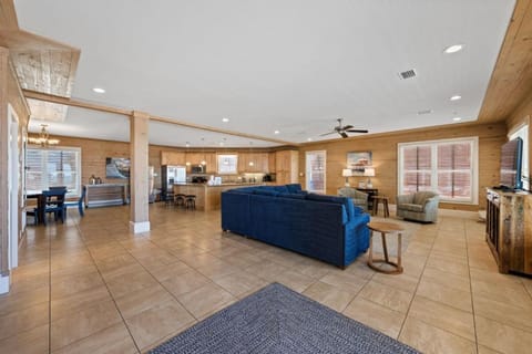 Day, TV and multimedia, Kitchen or kitchenette, Living room, Seating area, Dining area, furniture