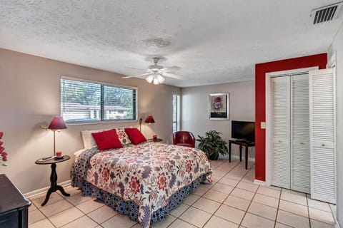 Shady Oaks - Breezy retreat w patio & beach access House in Jacksonville Beach