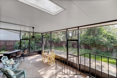 Shady Oaks - Breezy retreat w patio & beach access House in Jacksonville Beach