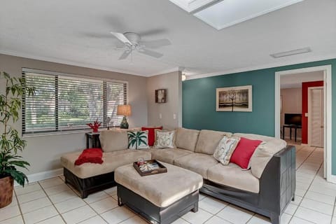 Shady Oaks - Breezy retreat w patio & beach access House in Jacksonville Beach