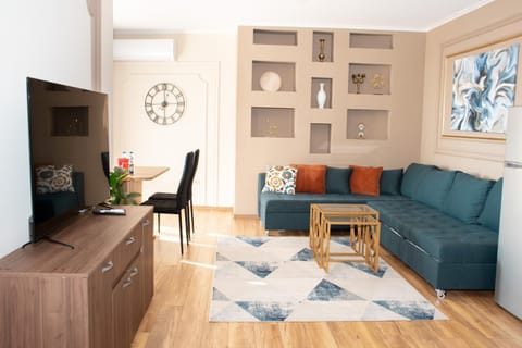 Communal lounge/ TV room, TV and multimedia, Living room, Seating area, Evening entertainment