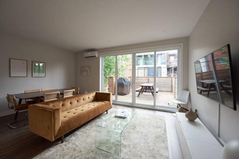 TV and multimedia, Living room, Seating area, Evening entertainment