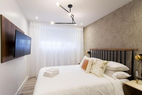 Bed, TV and multimedia, Bedroom, towels