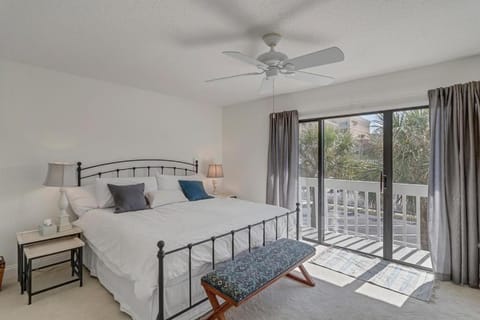 Shore Line Views - Beachfront 2BR Escape w Balcony House in Jacksonville Beach