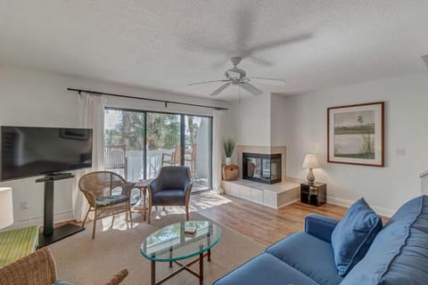 Shore Line Views - Beachfront 2BR Escape w Balcony House in Jacksonville Beach