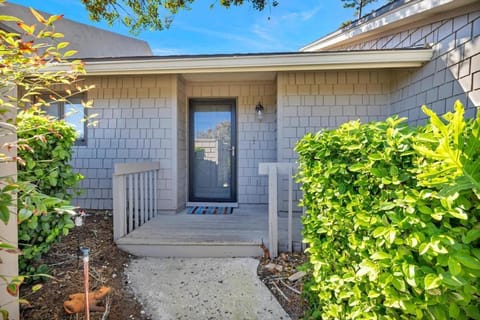 Beach-2-Green - 3BR condo w golf views & pool House in Sawgrass