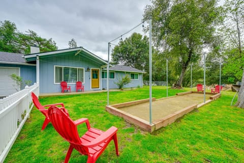 Walk to Dtwn! Dog-Friendly Oakhurst Gem with Yard House in Oakhurst