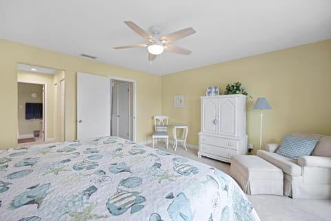 Beachy Vibes - 2BR w lake views & screened sunroom House in Sawgrass