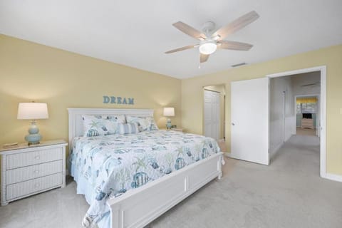 Beachy Vibes - 2BR w lake views & screened sunroom House in Sawgrass