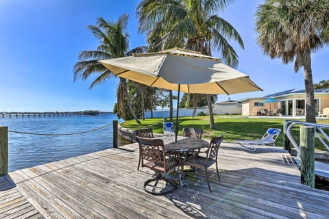 Pool, Dock and Kayaks Waterfront Palmetto Home House in Palmetto