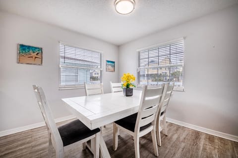 2bd 2ba Beachside W 3Min to Beach Apartment in Indian Rocks Beach