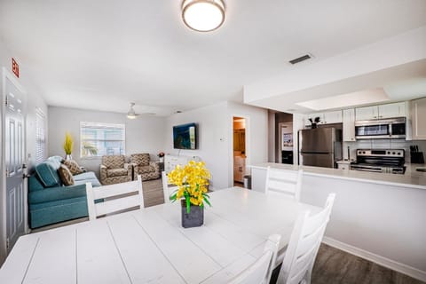 2bd 2ba Beachside W 3Min to Beach Apartment in Indian Rocks Beach