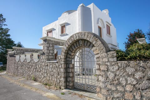 Property building, Facade/entrance, Day