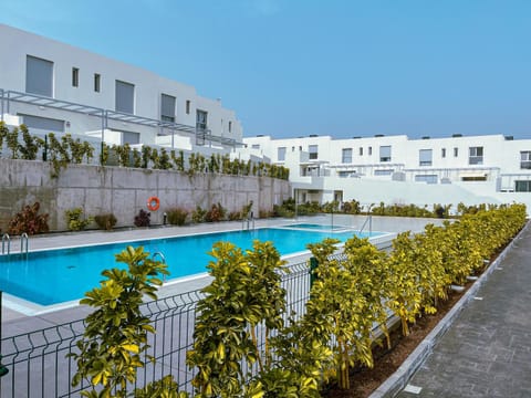 Property building, Swimming pool, sunbed