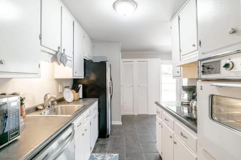 Enchanting Forestwood Retreat House in Mobile