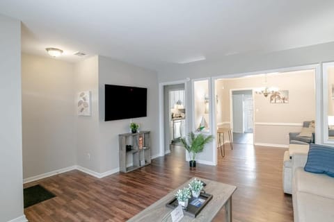 Enchanting Forestwood Retreat House in Mobile