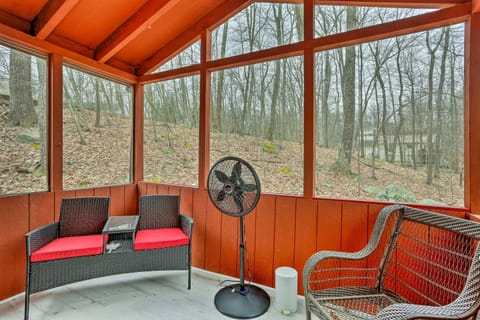 4 Mi to Tubing Cozy Bushkill Cabin with Deck! Cabin in Middle Smithfield