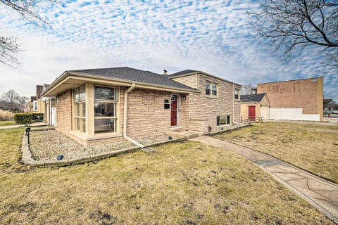 Cozy Skokie Home about 16 Mi to Downtown Chicago! House in Skokie