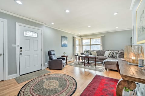 Cozy Skokie Home about 16 Mi to Downtown Chicago! House in Skokie