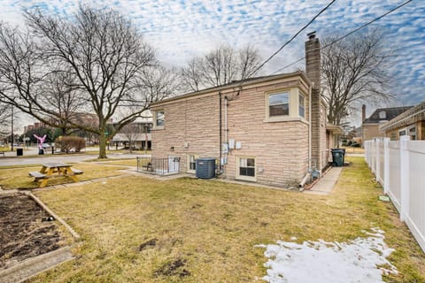 Cozy Skokie Home about 16 Mi to Downtown Chicago! House in Skokie