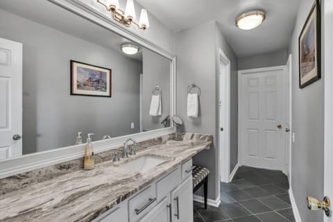 Nash Star Private Condo - 2bed, 2bath, Sleep 6, 25 Min Walk To Broadway And All Nashville Attractions, Pool, Gym Apartment in East Nashville