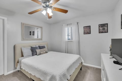 Nash Star Private Condo - 2bed, 2bath, Sleep 6, 25 Min Walk To Broadway And All Nashville Attractions, Pool, Gym Apartment in East Nashville