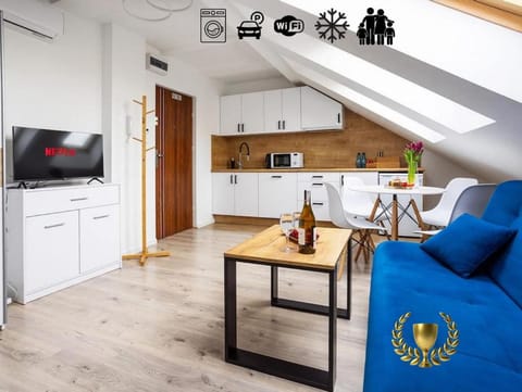 Communal lounge/ TV room, TV and multimedia, Kitchen or kitchenette, Living room, Dining area, Evening entertainment, oven, stove