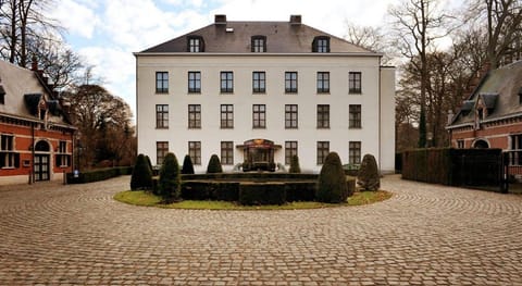 Luxury Pop Up Camping & Hotel Package & Private Transport to Tomorrowland Campground/ 
RV Resort in Flanders