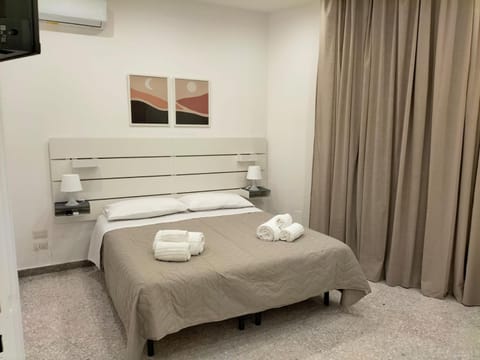 Bed, Bedroom, towels, air conditioner