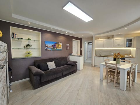 Kitchen or kitchenette, Living room, air conditioner