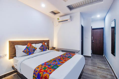 Photo of the whole room, Bedroom, air conditioner