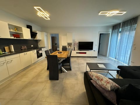 TV and multimedia, Kitchen or kitchenette, Living room, Seating area, Dining area, stove