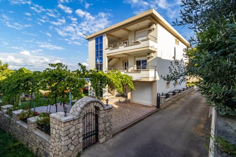 Property building, Day, Neighbourhood, Garden, Garden view