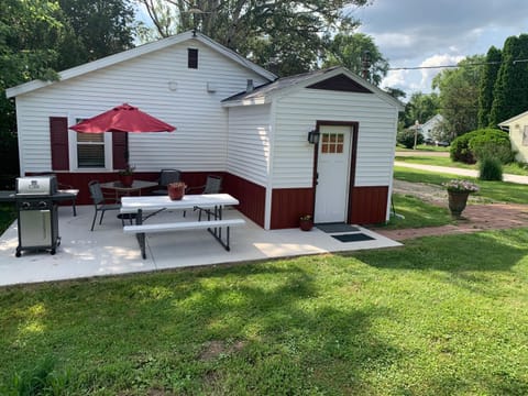Cottage11 of Avalon -2 Bedroom-1 Bath- Laundry- Sleeps 6 House in Lansing